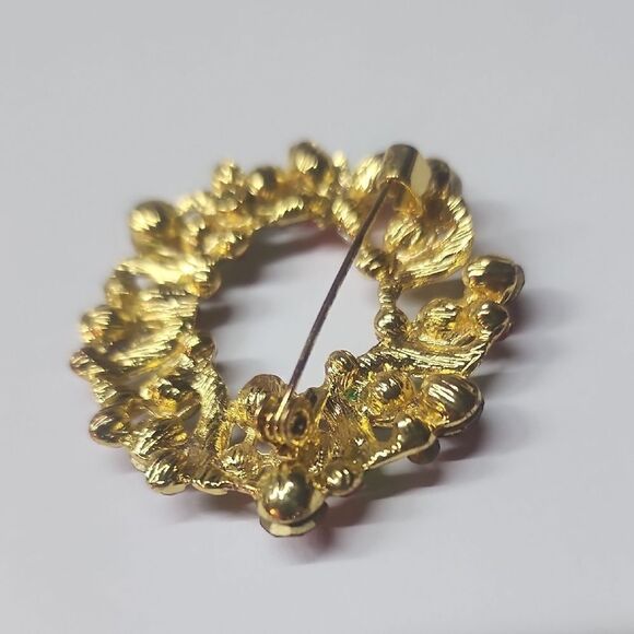 Gold Tone Red Green Clear Crystal Brooch with Wreath Design Womens Jewelry butte - Picture 4 of 6